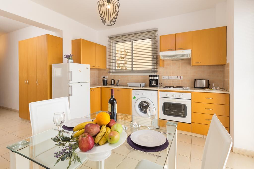 Appartement Elena Court Apt 401 à Larnaca Extérieur photo