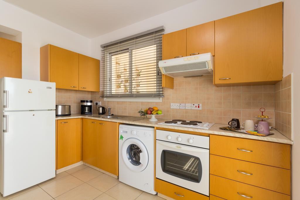 Appartement Elena Court Apt 401 à Larnaca Extérieur photo